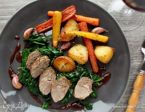 Баранина с овощами, шпинатом и соусом