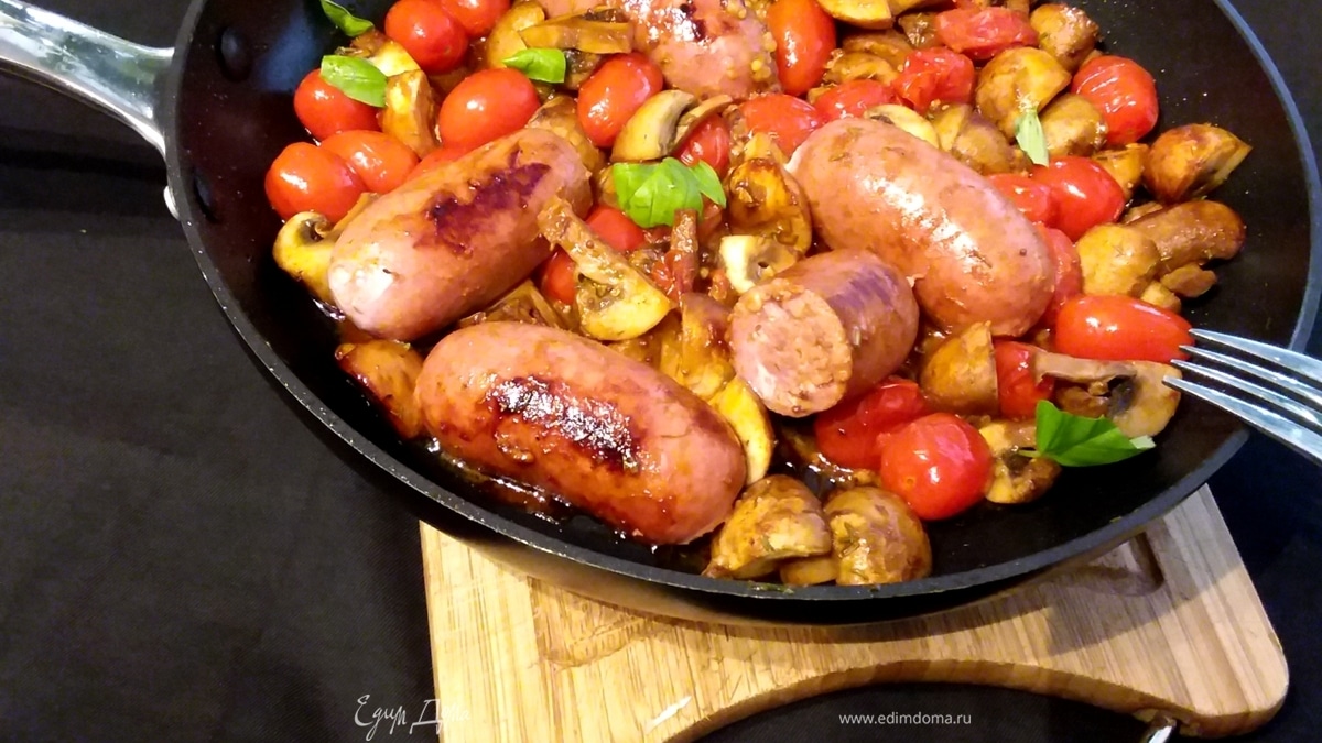 Жареные колбаски с сопровождением