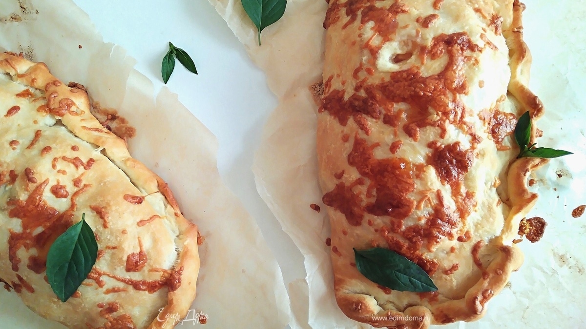 Закрытая пицца с курицей и чесноком