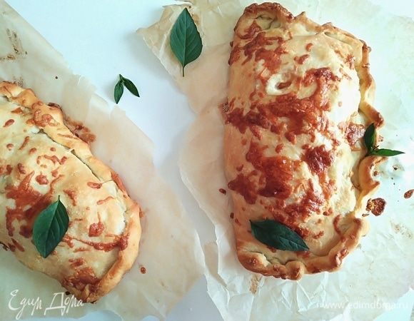 Закрытая пицца с курицей и чесноком Закрытая пицца с курицей и чесноком