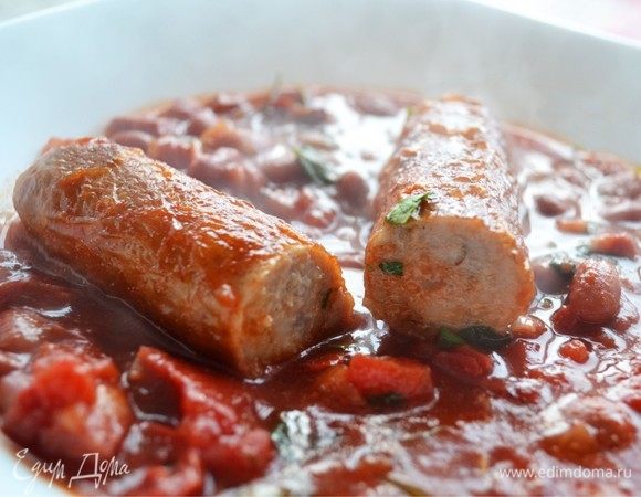 Ароматное жаркое с фасолью и колбасками