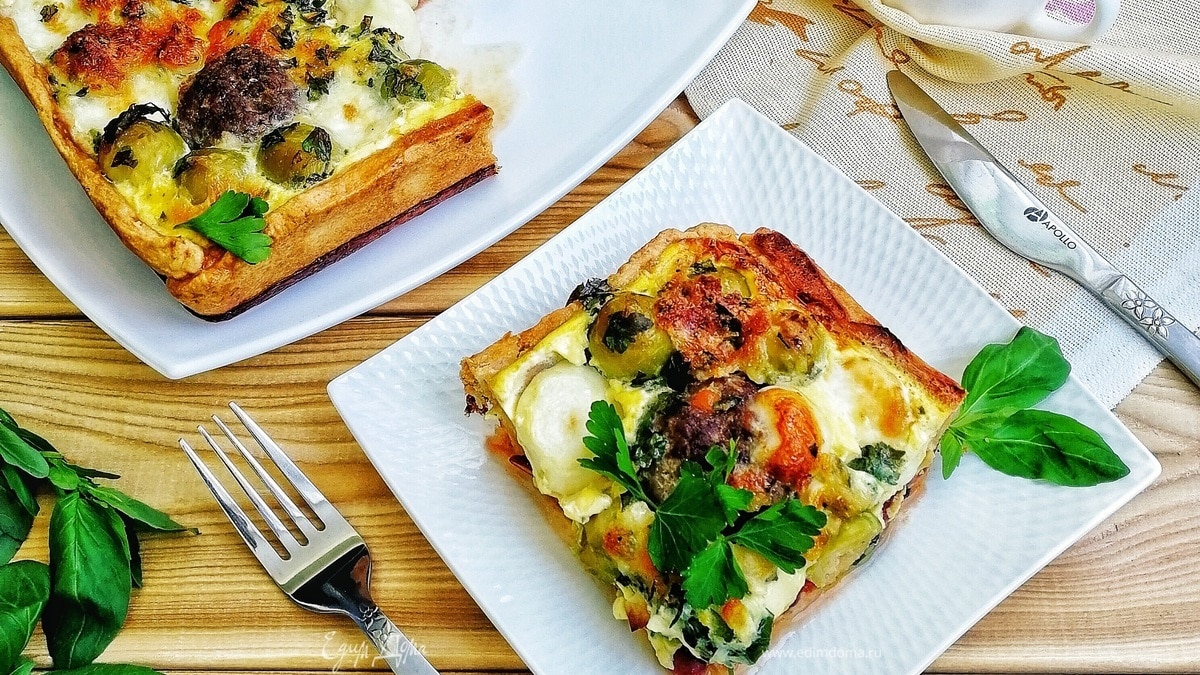 Киш с фаршем и овощами в ароматной заливке