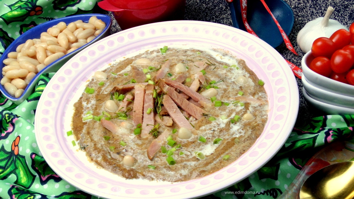 Фасолевый суп-пюре на основе ржаного хлеба