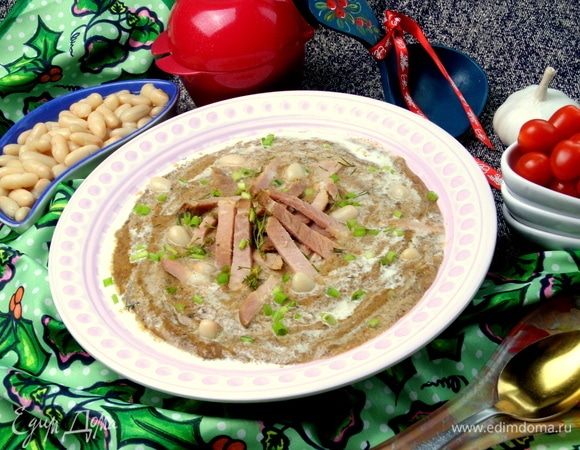 Фасолевый суп-пюре на основе ржаного хлеба