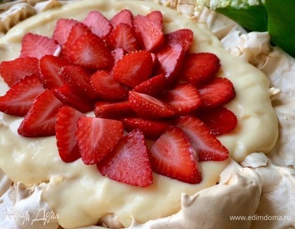 «Павлова» с клубникой и заварным кремом