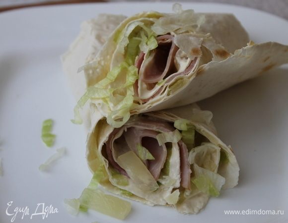 Нежные роллы с ананасами и ветчиной