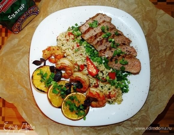 Праздничный ужин из булгура с креветками и стейком