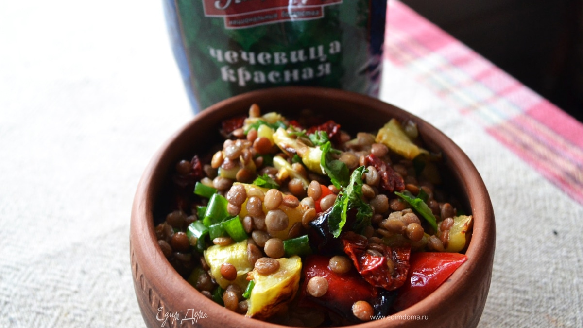 Салат с чечевицей и печеными овощами