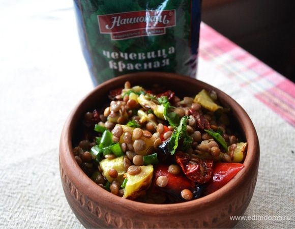 Салат с чечевицей и печеными овощами