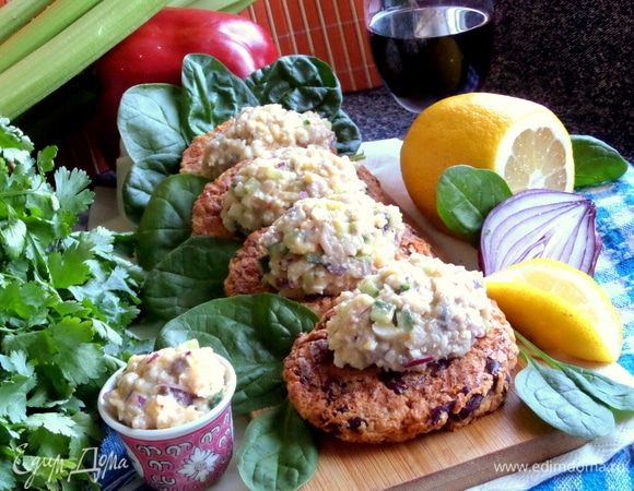 Селедочный паштет на фасолевых котлетах