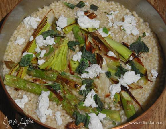 Перлотто со спаржей и козьим сыром