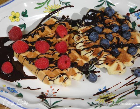 Шафранные вафли под шоколадным соусом Шафранные вафли под шоколадным соусом