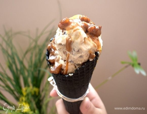 Карамельное мороженое с карамельными орешками Карамельное мороженое с карамельными орешками