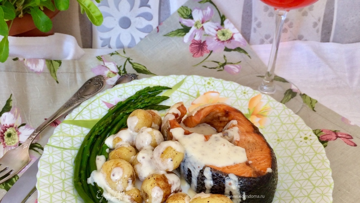 Семга с овощами под сливочно-горчичным соусом