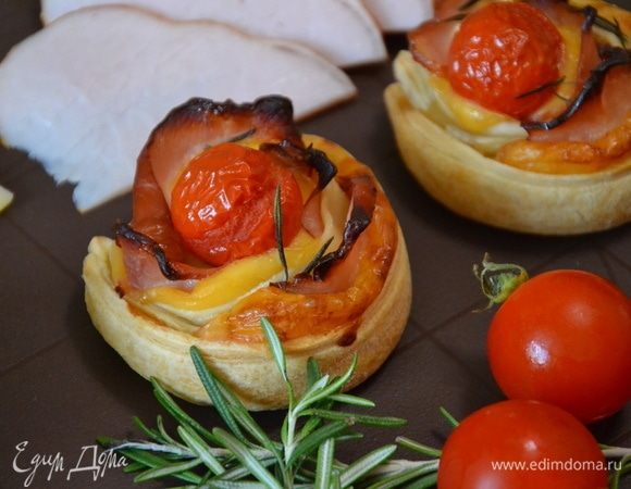 Слоеные розочки с ветчиной