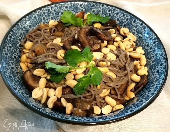 Салат из собы с баклажаном и шампиньонами 