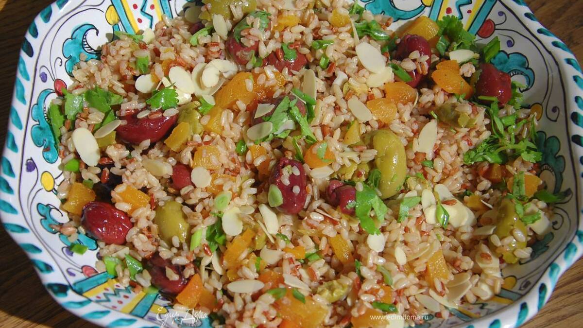 Рисовый салат с оливками, курагой и миндалем