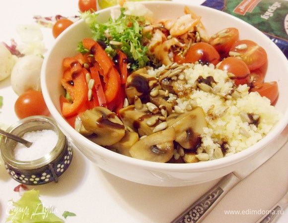 Боул с кускусом, грибами и креветками
