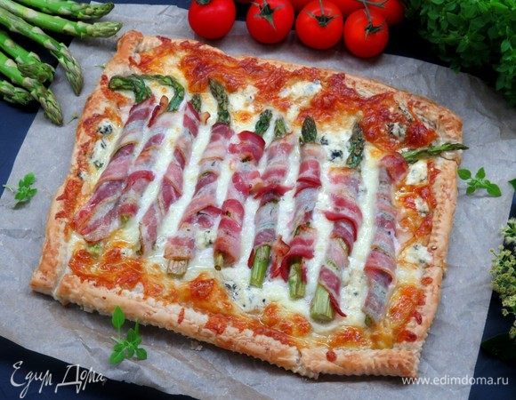 Быстрый пирог со спаржей, беконом и сулугуни