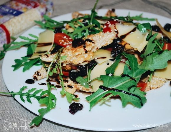 Салат с вяленой вишней и индейкой