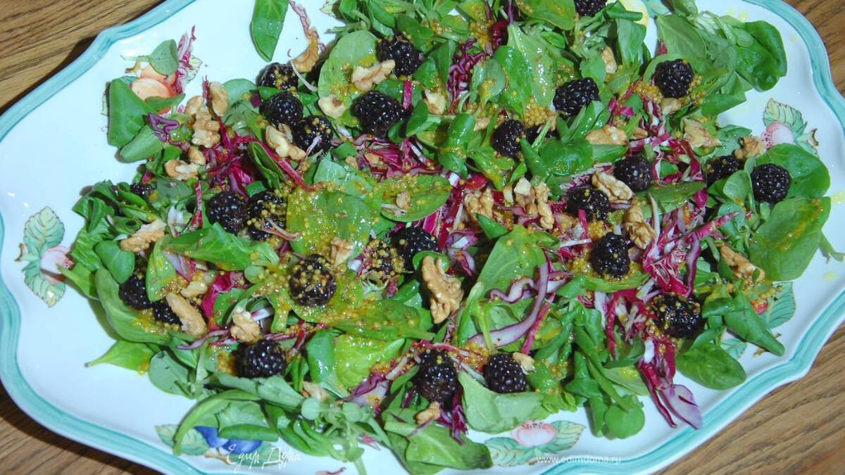 Салат из красной капусты с ежевикой и горчичной заправкой