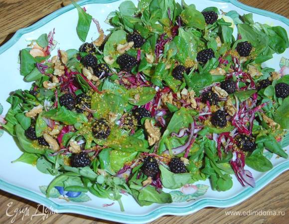 Салат из красной капусты с ежевикой и горчичной заправкой