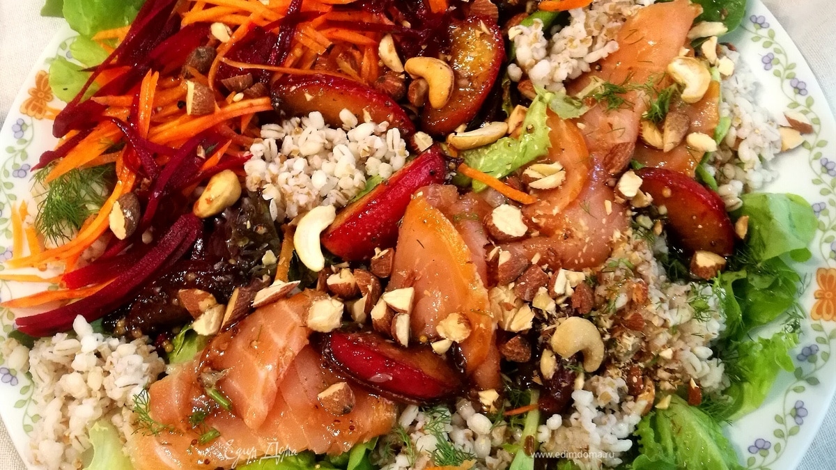 Салат из перловки с лососем и нектарином