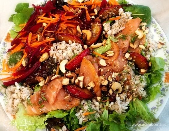 Салат из перловки с лососем и нектарином Салат из перловки с лососем и нектарином