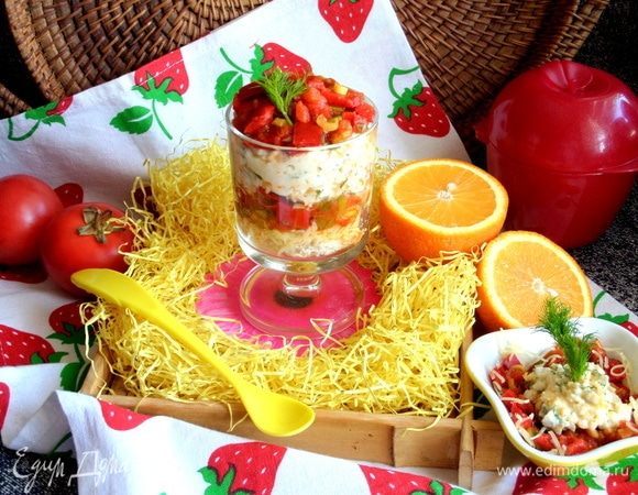 Яичный салат под томатной шапочкой