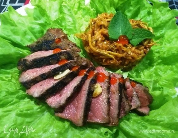 Стейк из говядины с лапшой из кабачка