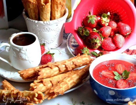 Клубничный суп и вафли Клубничный суп и вафли