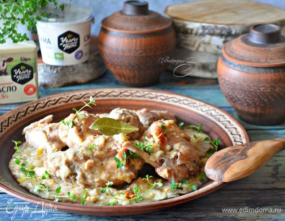 Кролик, топленный в сметане с тимьяном и сливочным маслом