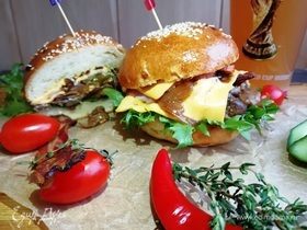 Чизбургер с говядиной и карамелизированным луком