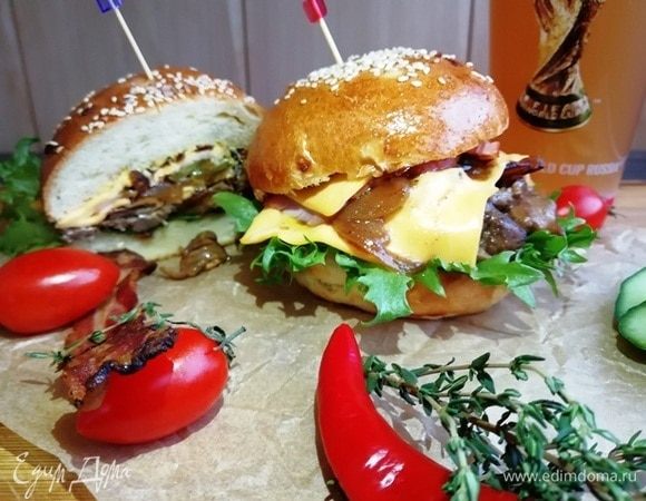 Чизбургер с говядиной и карамелизированным луком Чизбургер с говядиной и карамелизированным луком