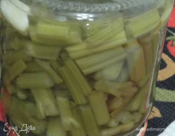 Маринованные стебли сельдерея