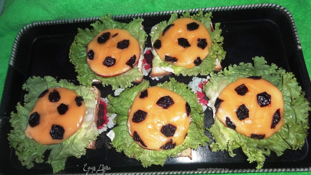 Бутерброды «футбольный мяч»