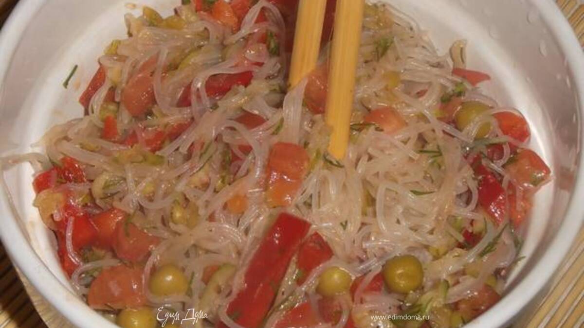 Салат из рисовой лапши с овощами и зеленью