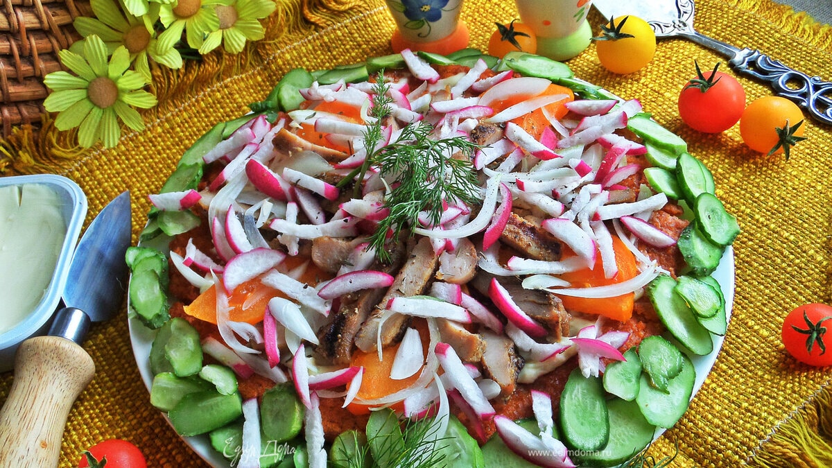 Курица с овощами на гречневой галете