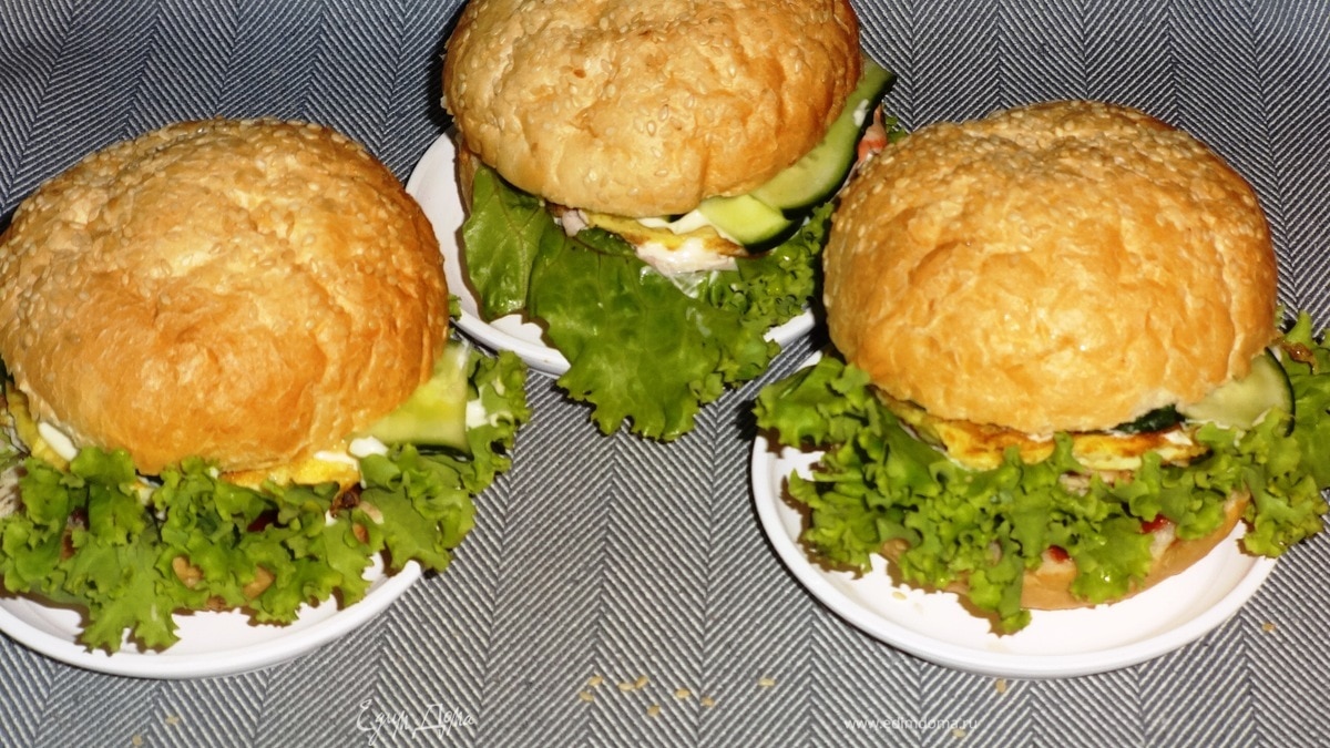 Бургер с курицей, омлетом и огурцом