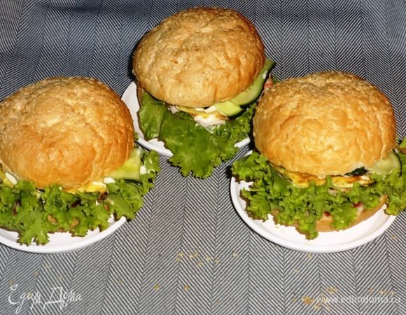 Бургер с курицей, омлетом и огурцом Бургер с курицей, омлетом и огурцом
