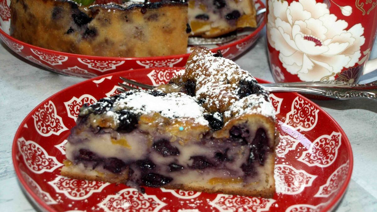 Заливной пирог с персиками и голубикой
