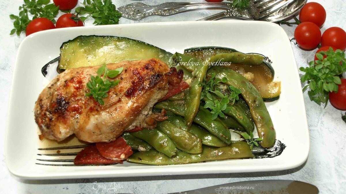 Куриное филе с зеленой фасолью и чоризо
