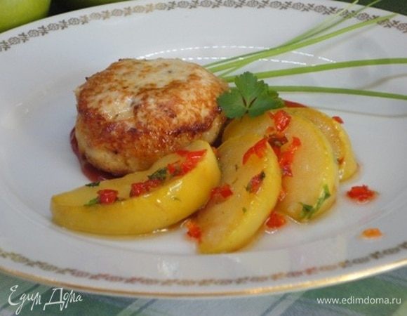 Котлеты из индейки с жареными яблоками