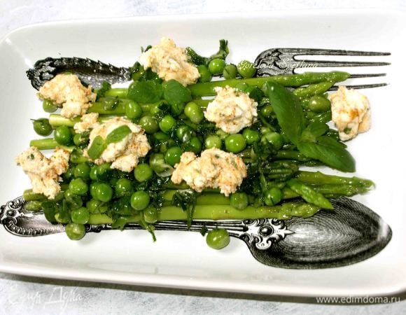  Салат из спаржи и зеленого горошка с сыром