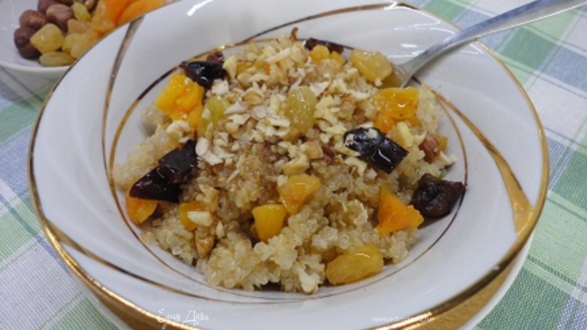 Каша из киноа с орехами и сухофруктами