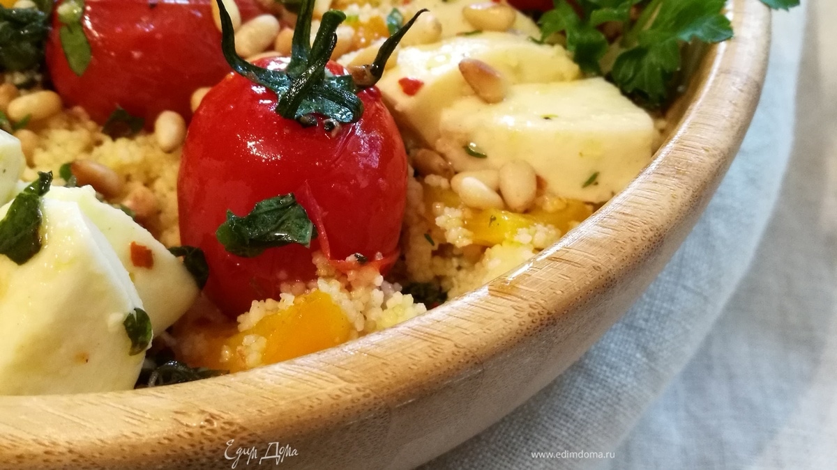 Теплый салат из кускуса с маринованной моцареллой 