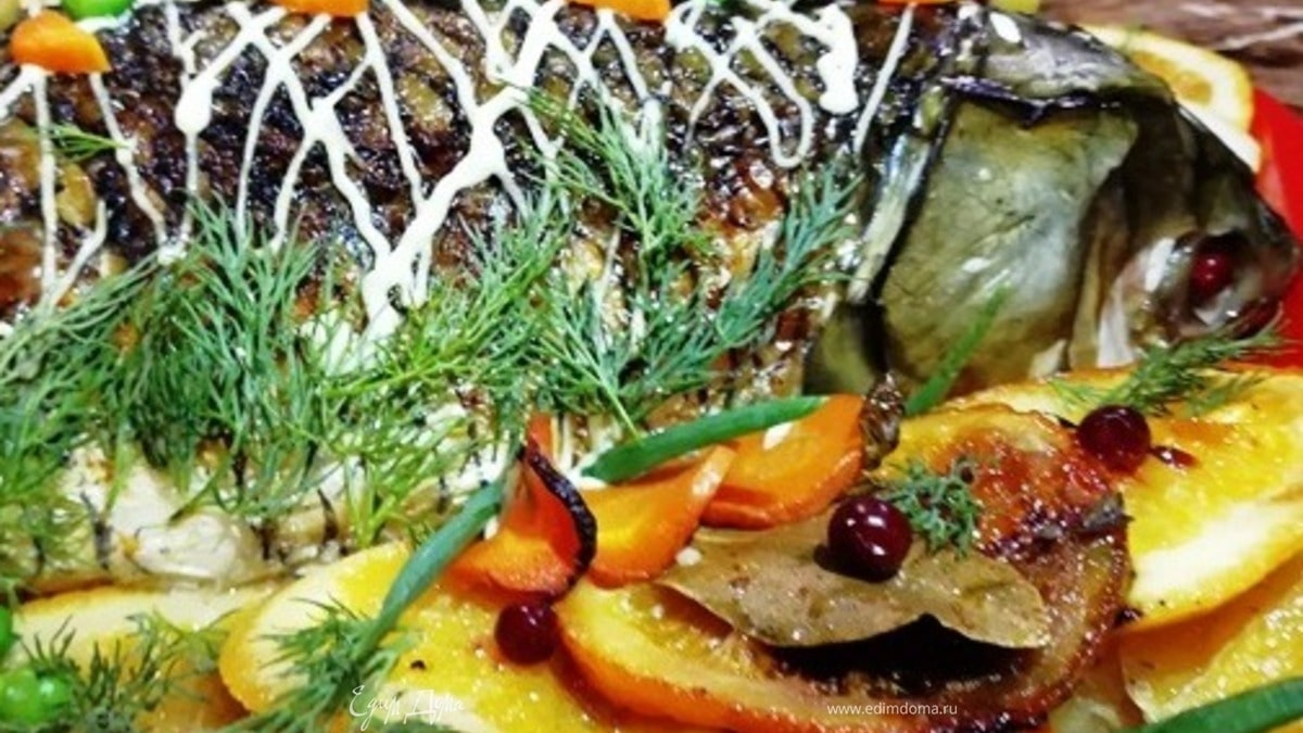 Запеченный белый амур с овощами