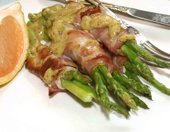 Спаржа в беконе с горчичным соусом