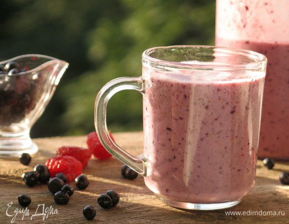 Смузи с ягодами и кислым молоком