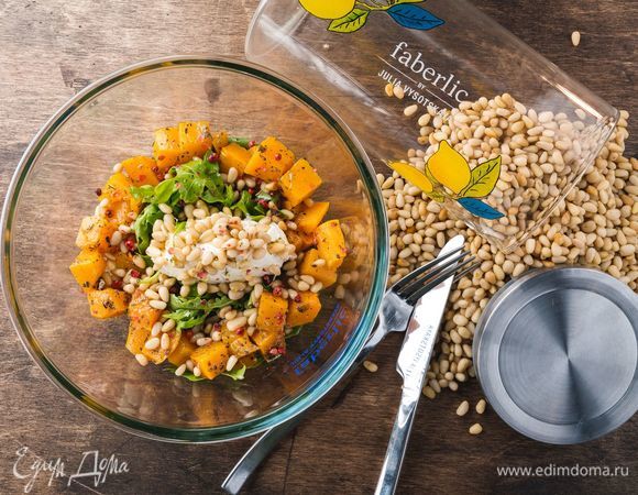 Теплый салат с тыквой, руколой и кедровыми орешками